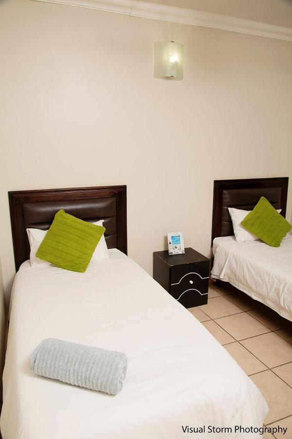 Palm Valley Inn Hartbeespoort Esterno foto