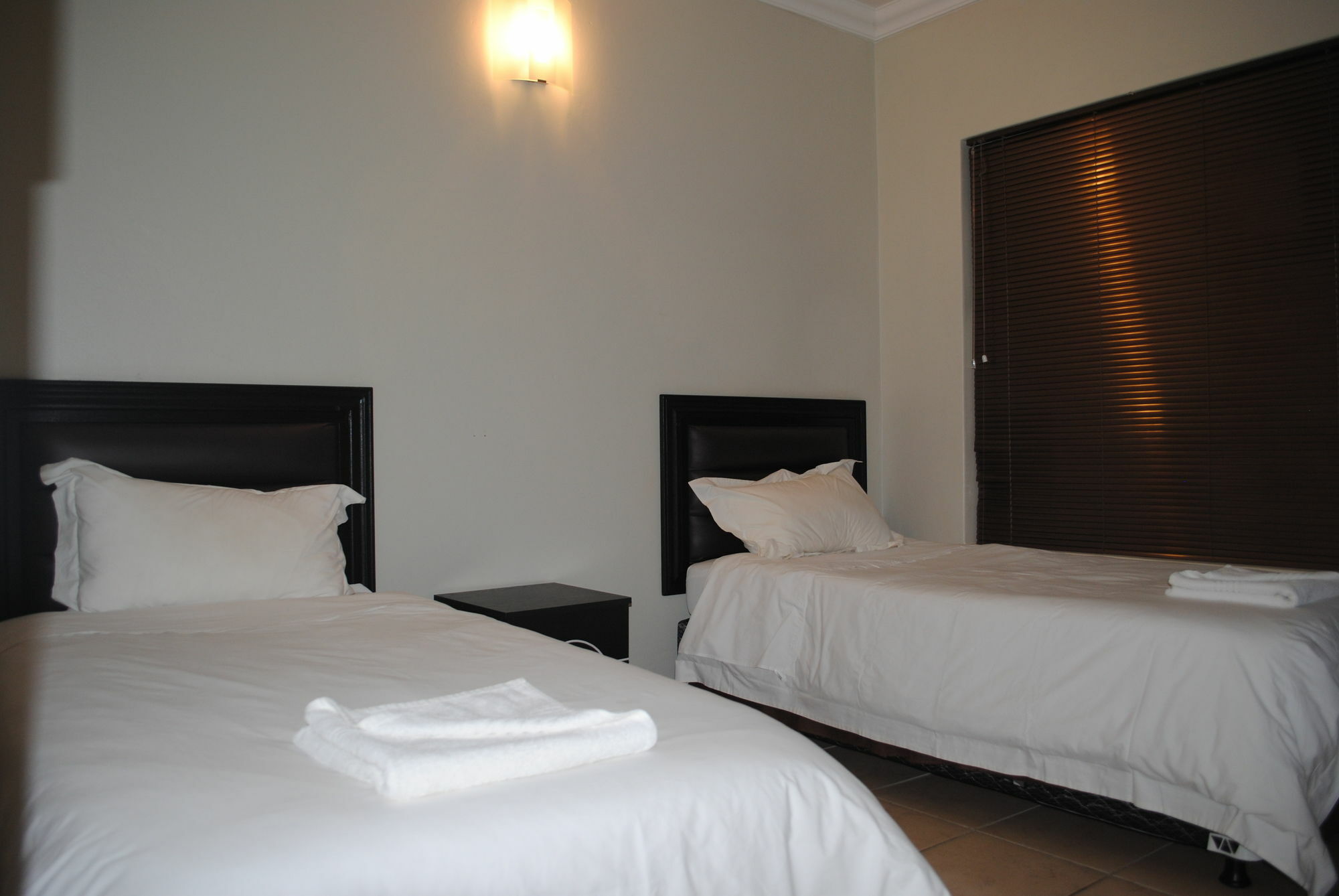 Palm Valley Inn Hartbeespoort Esterno foto