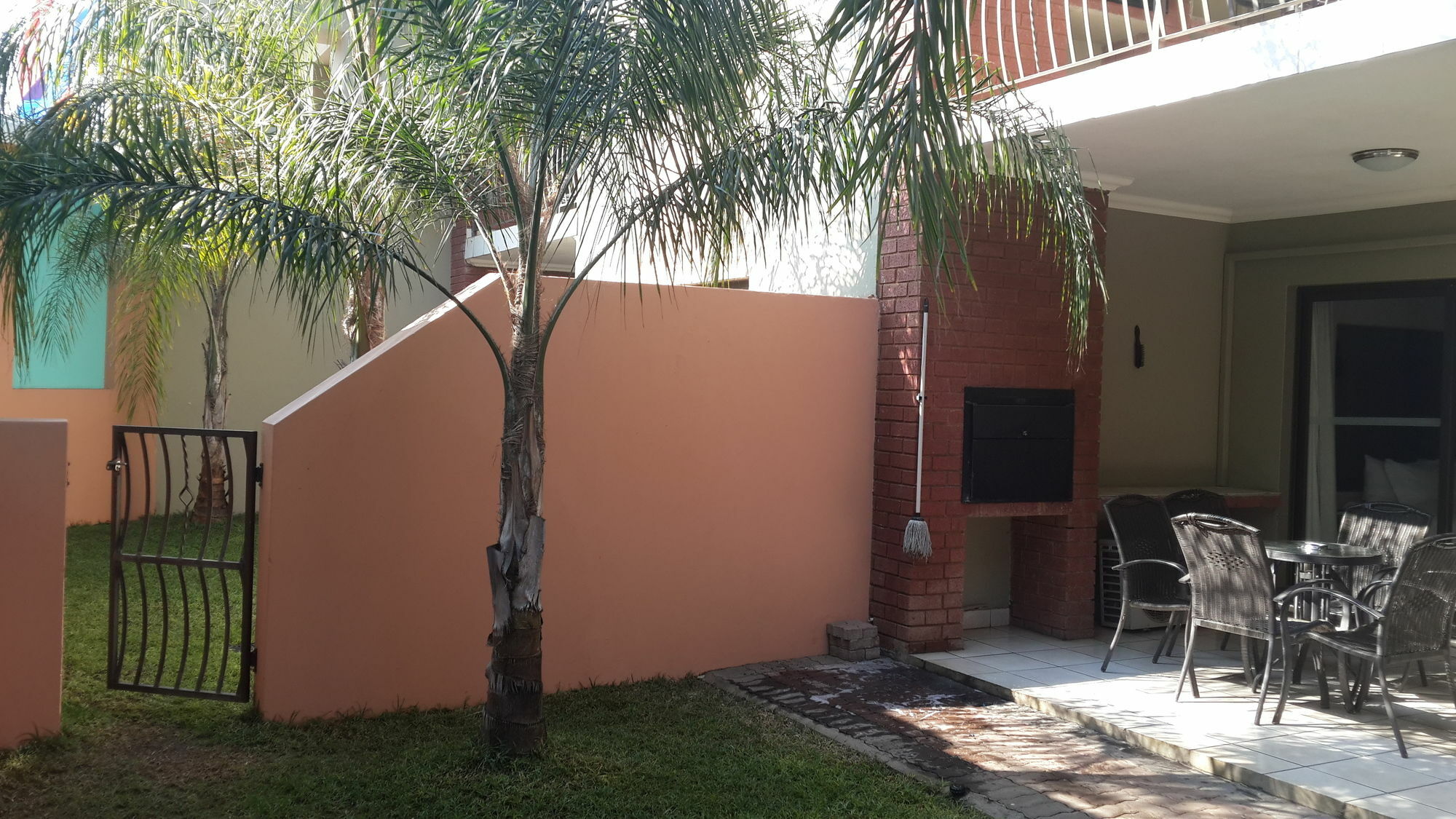 Palm Valley Inn Hartbeespoort Esterno foto